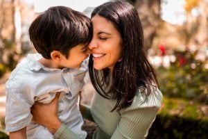 Dire "Ti amo" ai figli? Il vero errore è parlare per assoluti. Frusciello: "La pedagogia non è chimica"