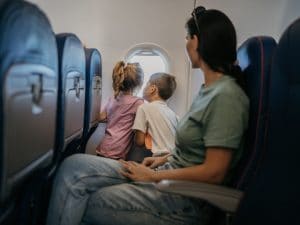 Madre influencer spiega perché non vola in prima classe con i figli: “Non voglio che si montino la testa”