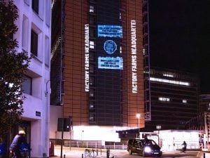 Sulla sede della Commissione europea un’azione contro gli animali in gabbia: “Sede centrale dell’allevamento intensivo”