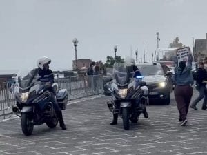 Papa Leone XIV a Napoli: gli attivisti della Peta manifestano contro le corride. Uno “spettacolo” che uccide 180 mila tori all’anno