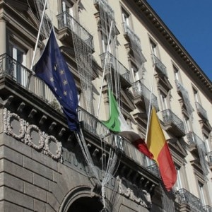 La bandiera a mezz'asta esposta a Palazzo San Giacomo, a Napoli.