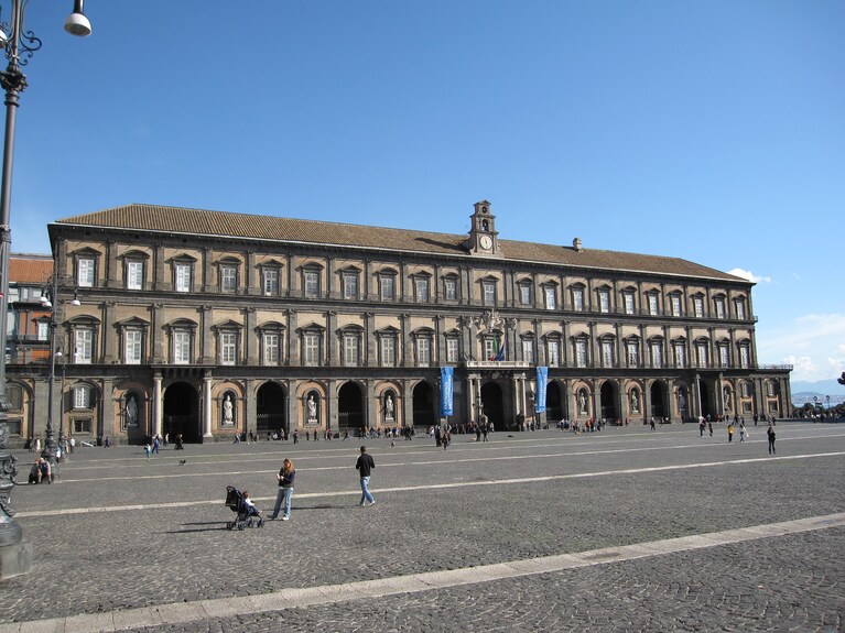 Palazzo Reale di Napoli, dal lato di Piazza del Plebiscito.