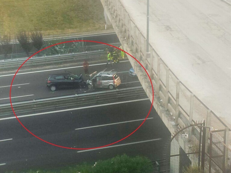 Le immagini dell'incidente poche ore dopo l'impatto.