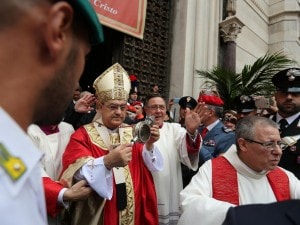 l cardinale Sepe davanti al Duomo mostra la teca di San Gennaro