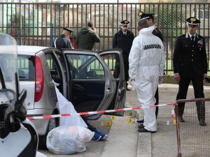 Miano, polizia scientifica al lavoro sulla scena del crimine