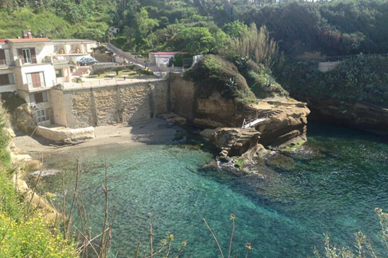 Vista dal mare della Baia delle Rocce Verdi a Posillipo