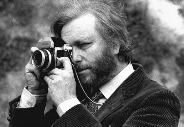 Luciano De Crescenzo mentre fotografa