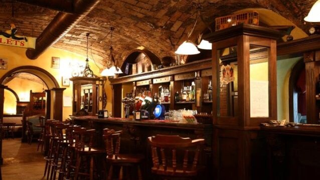 Oca Nera Irish Pub, il bancone del locale al Vomero