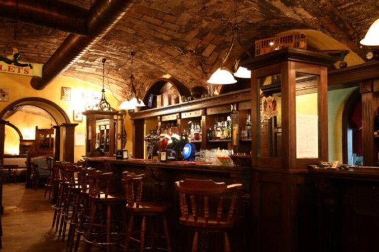 Oca Nera Irish Pub, il bancone del locale al Vomero