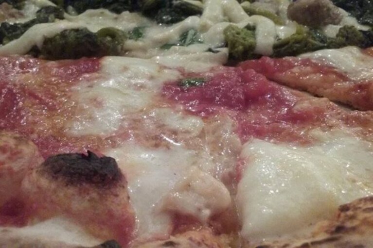 Pizza margherita e pizza salsicce e friarielli della Pizzaria la Notizia.