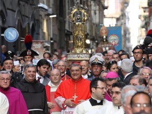 Il Cardinale Crescenzio Sepe apre la processione di San Gennaro