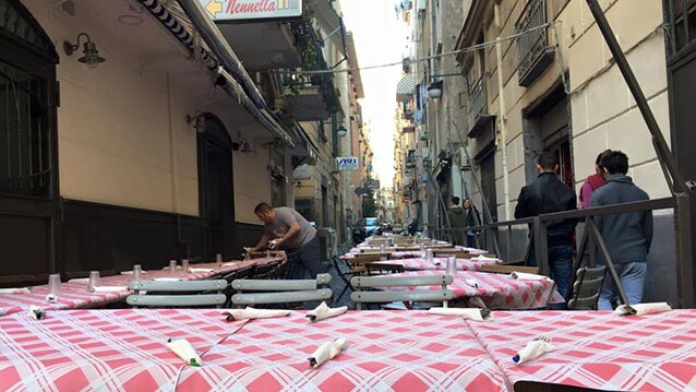 Ingresso della Trattoria Nennella a Napoli