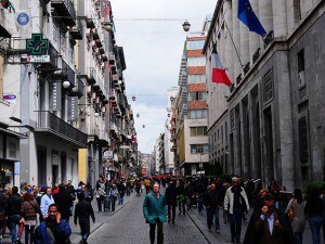 Persone che passeggiano su Via Toledo o via Roma