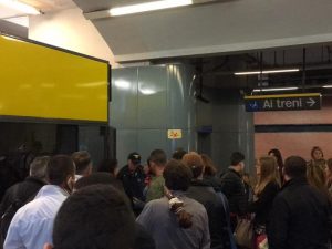 Passeggeri in attesa alla stazione di piazza Garibaldi.