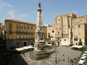 Ordinanza movida, corteo degli abitanti a piazza San Domenico Maggiore: “Abbiamo diritto al riposo”