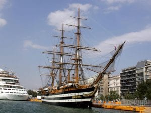 La nave Amerigo Vespucci arriva a Napoli per l'America's Cup