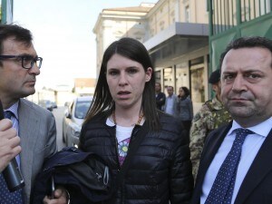 La mamma di Fortuna Loffredo, Domenica Guardato, con l’avvocato Angelo Pisani