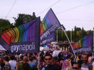 Bandiere dell’Arcigay Napoli a una manifestazione