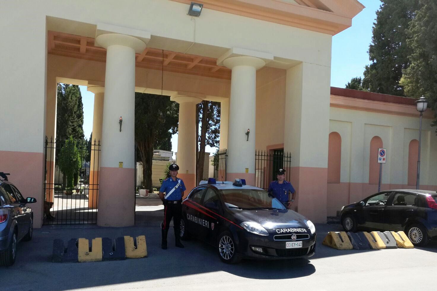 Carabinieri all’ingresso del cimitero di Casalnuovo.