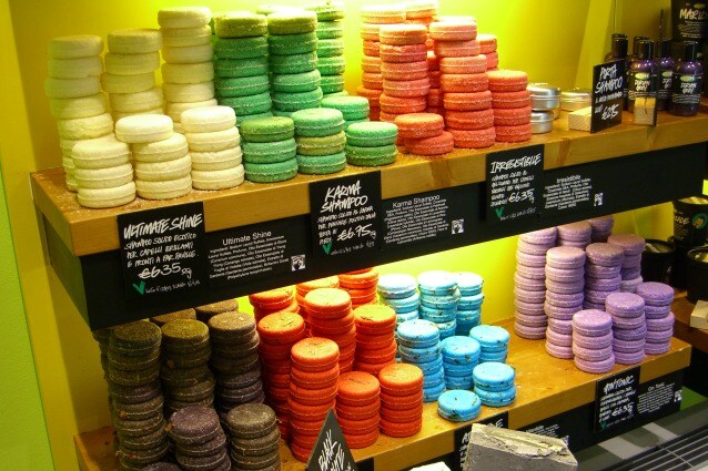 Cosmetici esposti in un negozio Lush