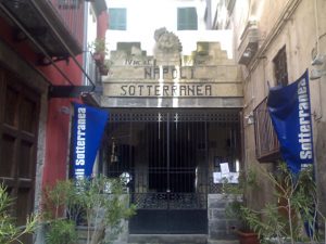 Ingresso di Napoli sotterranea in piazza San Gaetano