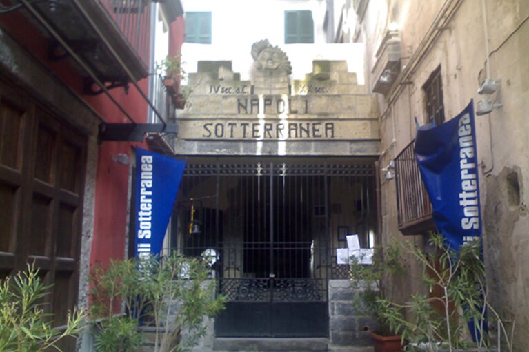 Ingresso di Napoli sotterranea in piazza San Gaetano