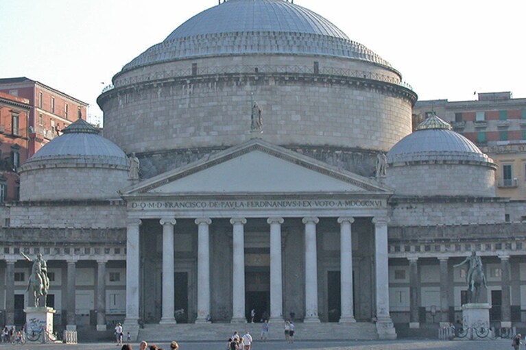 Basilica di San Francesco di Paola in piazza del Plebiscito a Napoli