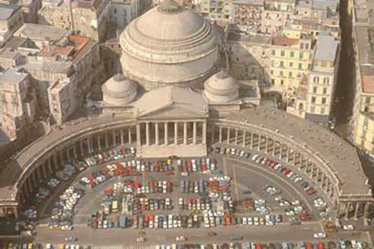 Immagine storica di piazza del Plebiscito quando era adibita a parcheggio pubblico
