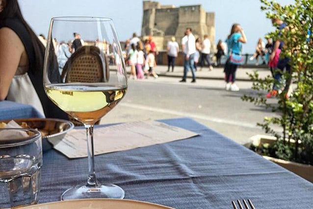 Vista su Castel dell'Ovo dal ristorante Antonio e Antonio (Facebook).