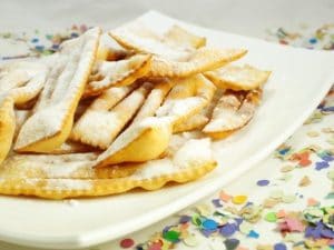 Le chiacchiere, il dolce tradizionale di Carnevale a Napoli.