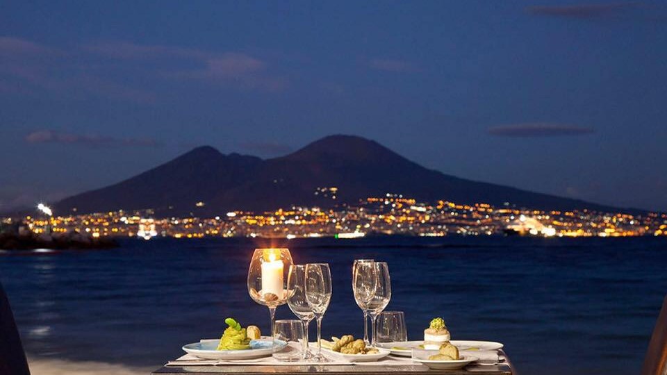 Esterno di Palazzo Petrucci a Posillipo (Facebook).