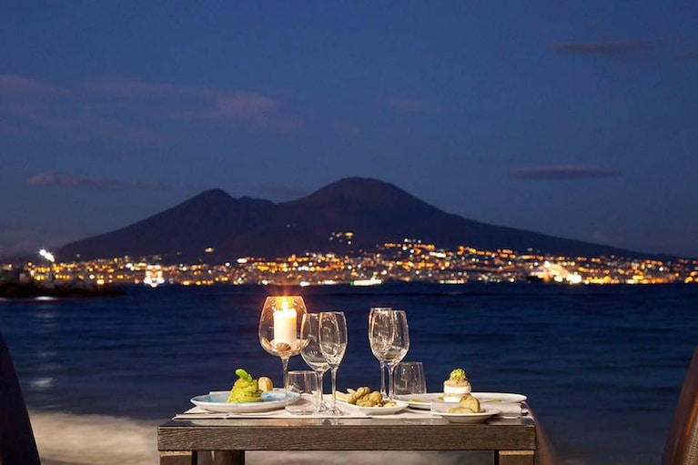 Esterno di Palazzo Petrucci a Posillipo (Facebook).