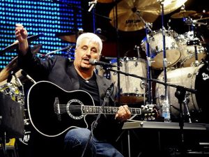 Pino Daniele durante un concerto a Napoli del 2013 (Getty).