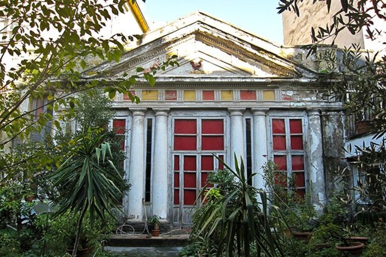 Casina pompeiana all'interno di Palazzo Venezia a Napoli (Wikipedia).