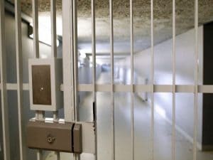 Cellulari in carcere e camorra, 30 arresti a Napoli: operazione della Procura all’alba