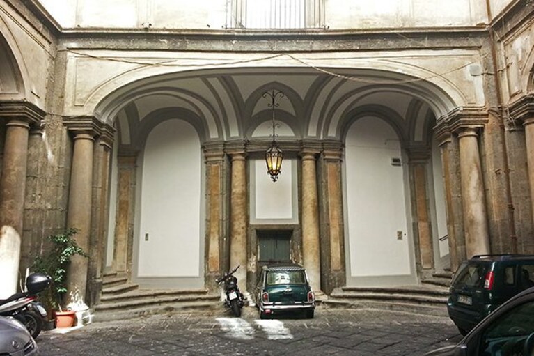 Cortile del Palazzo di Sangro a piazza San Domenico (Wikipedia).
