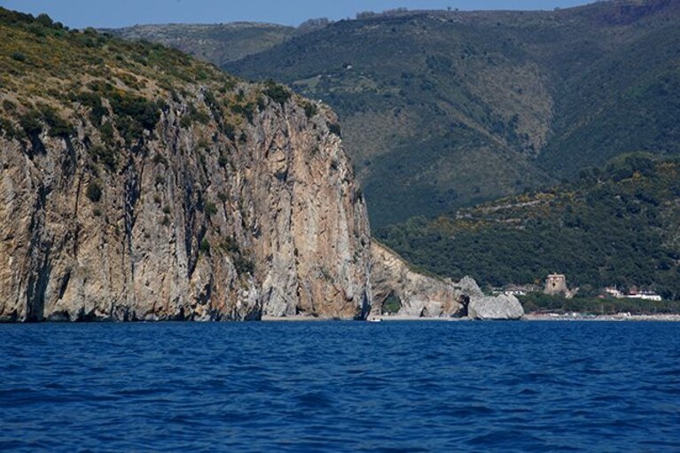Arco Naturale di Palinuro (Wikipedia). 
