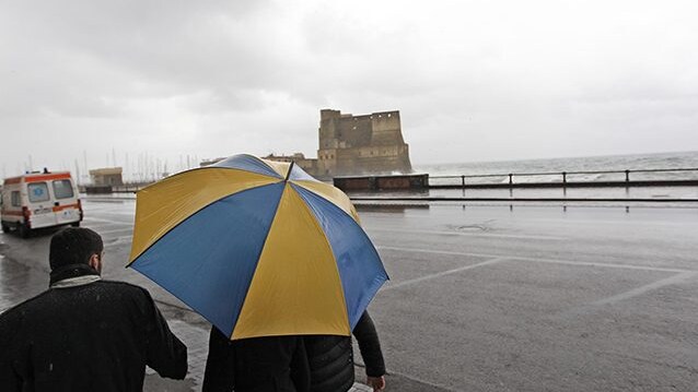 Pioggia e vento a Napoli (LaPresse).