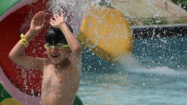 Bambino gioca in un aquapark (Getty).