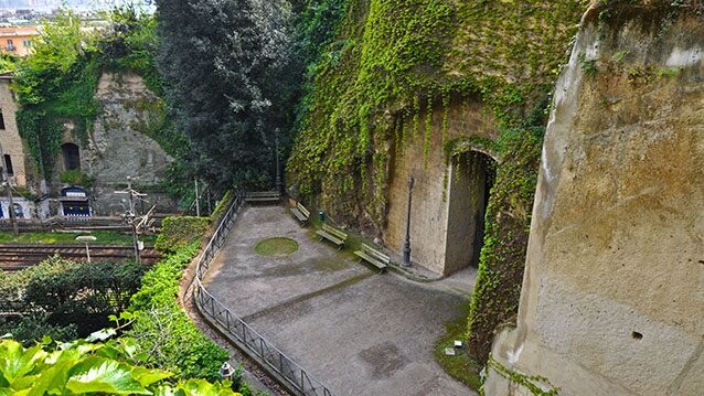 Ingresso al Parco Vergiliano di Piedigrotta (Wikipedia).