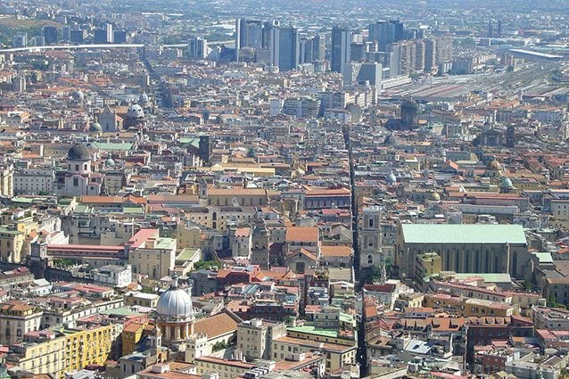 Spaccanapoli dall'alto (Wikipedia).