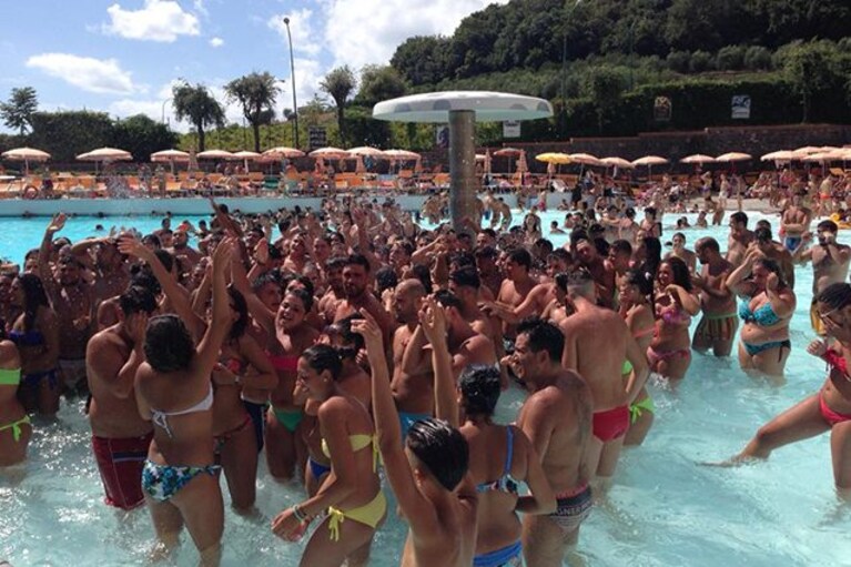 Party nella piscina dell'acquapark Valle dell'Orso (Facebook).