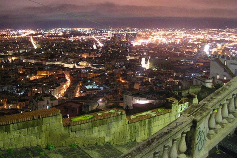 Panorama di Napoli di notte dalla certosa di San Martino.