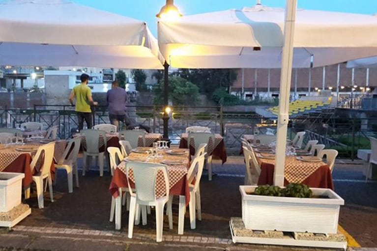 Tavoli all'aperto di Skizzi di mare a Pozzuoli (Facebook).