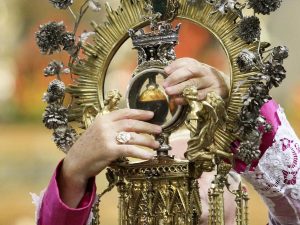 Il ’miracolo’ di San Gennaro, con la liquefazione del sangue nelle ampolle