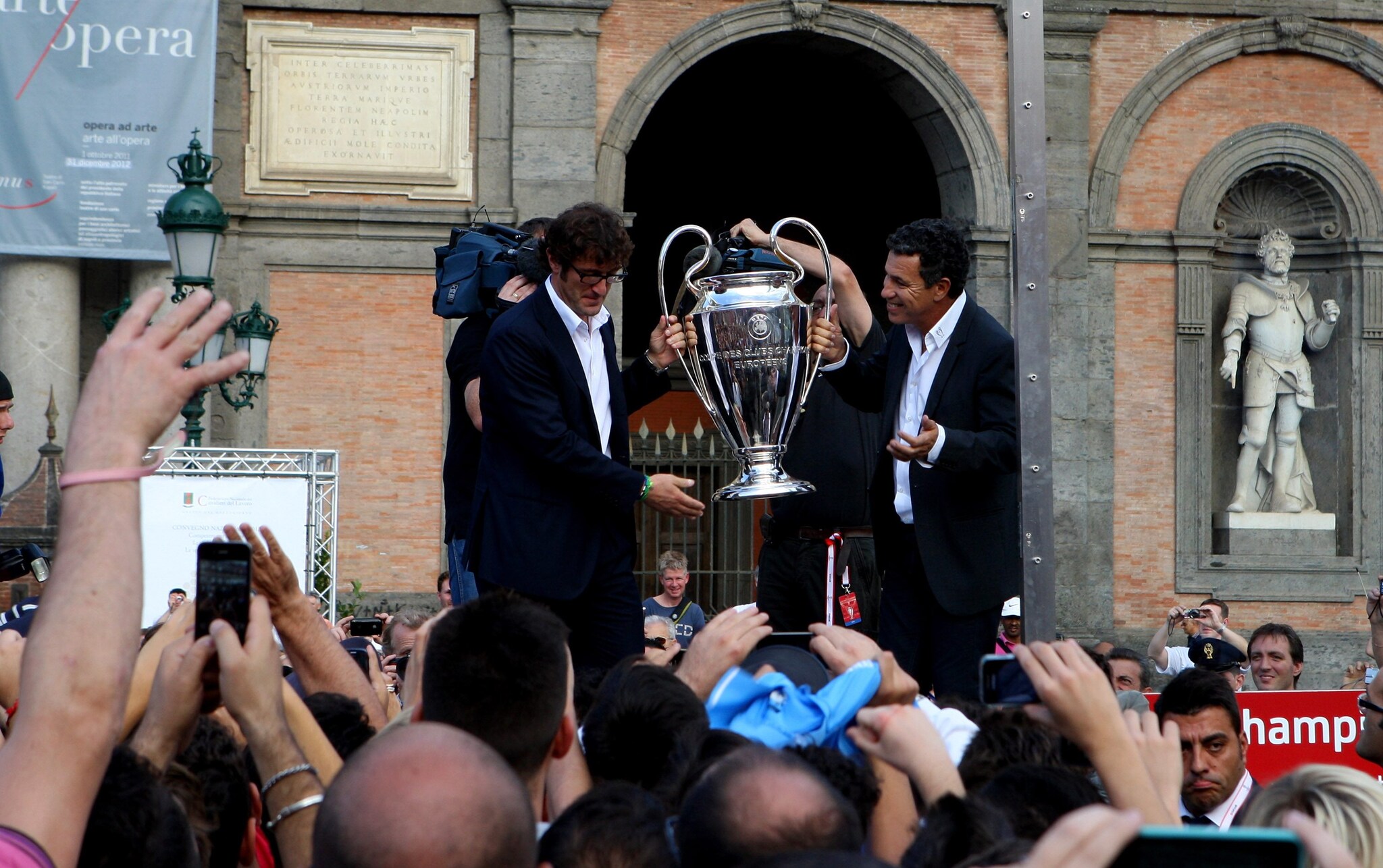 Il trofeo della UEFA Champions League esposto a Piazza Plebiscito in occasione del torneo 2012/2013.