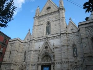 La facciata del Duomo di Napoli