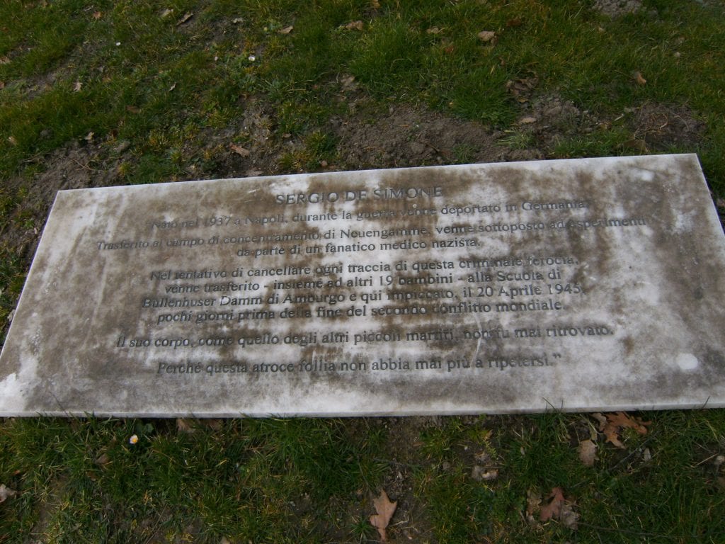 La lapide che ricorda il sacrificio del piccolo Sergio De Simone nel Cimitero di guerra italiano di Amburgo