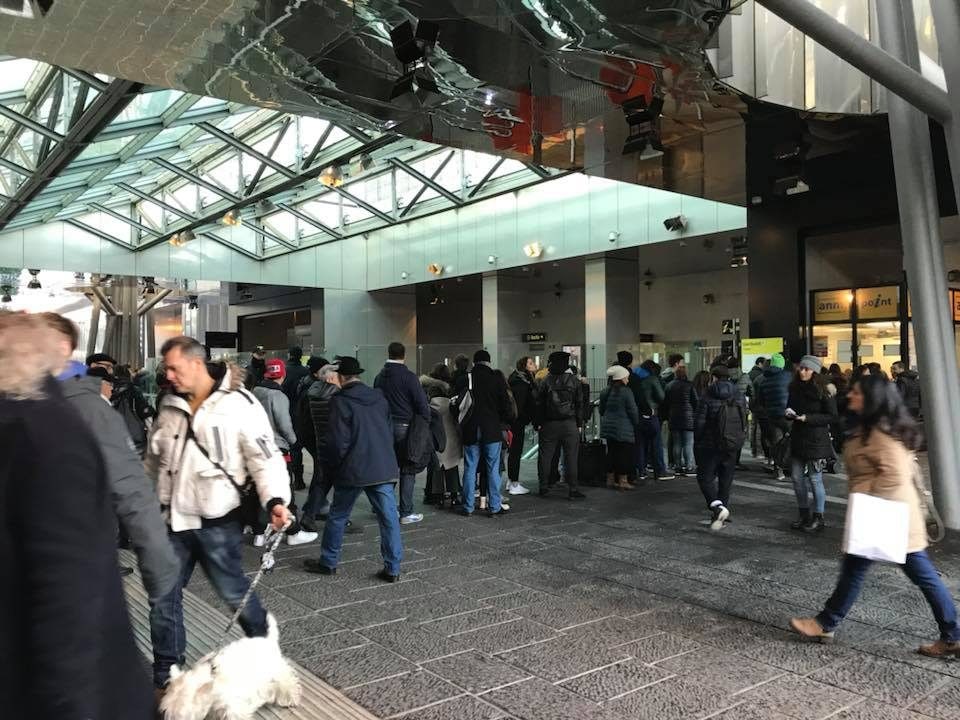 La lunga fila di turisti e cittadini napoletani causata dai guasti alle biglietterie automatiche.
