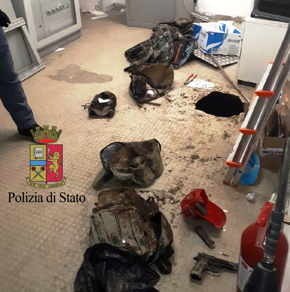 Un colpo della banda del buco di qualche tempo fa / foto Polizia, repertorio